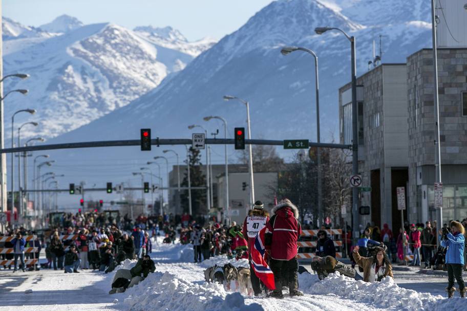 Un team norvegese attraversa la 4th Avenue di Anchorage. Reuters 